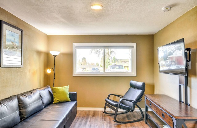 Estacada Home - Near Milo McIver State Park!
