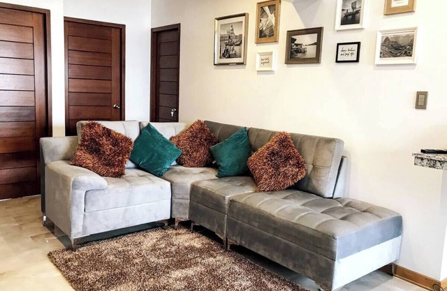 Estancia Urbana: Vistas Skyline y Confort Moderno