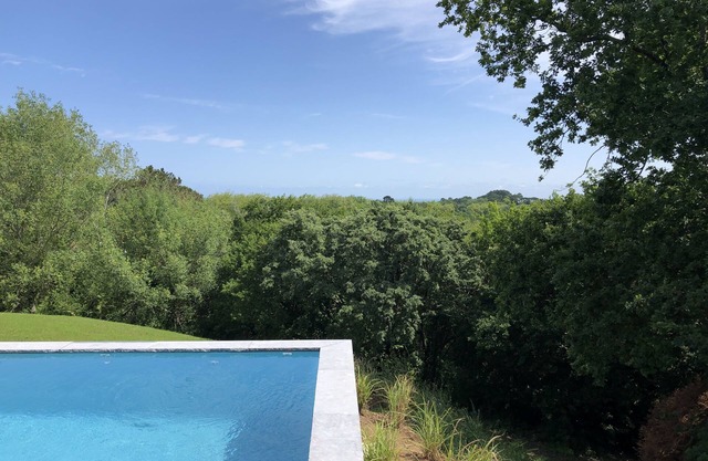 Etche Churria: Large villa with a sublime view of the Rhune and the ocean.