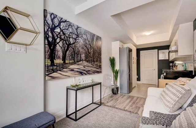 Etobicoke Elegance: Tech StaynSociable Living - Toronto: CRE-E at 51 Creekbank n