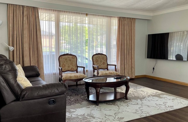 Etobicoke House close to Airport and other Amenities