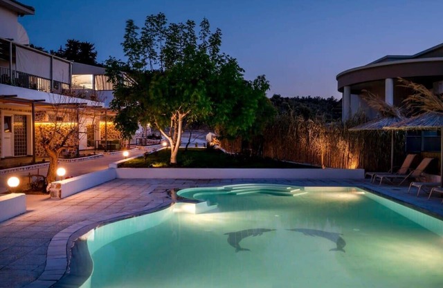 Eva's Poolside Paradise Garden-Endless Romance