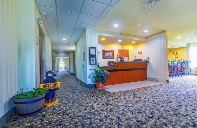 Evansville Inn & Suites By OYO