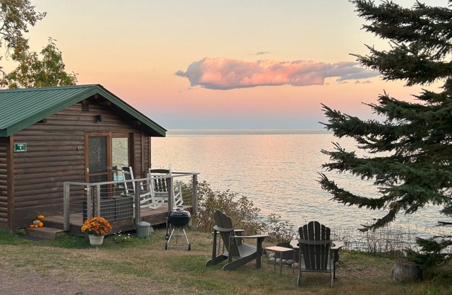 Eve’s Place Lakeside Cabin 1