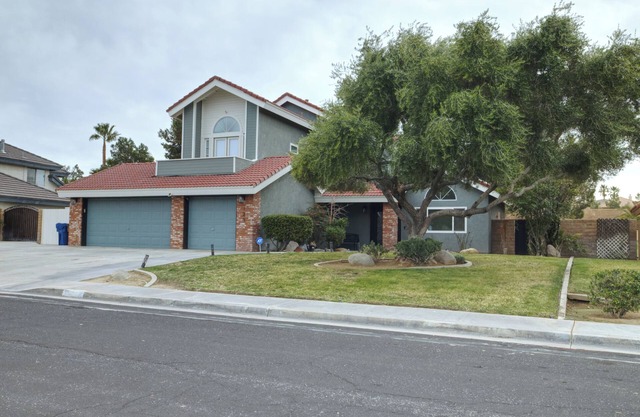 Everthing you could ask for and more,Spacious 4-bedroom house located in a de
