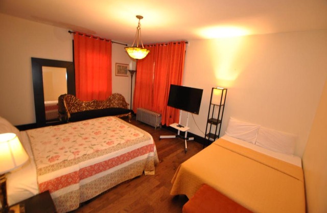 EWR AIRPORT Multilevel Guest House Room with 2-3 Beds