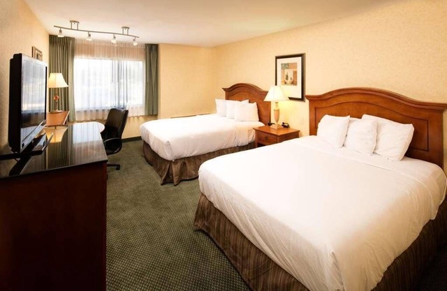Excellent Choice! 4 Spacious Units for Groups, Outdoor Pool, Free Parking!