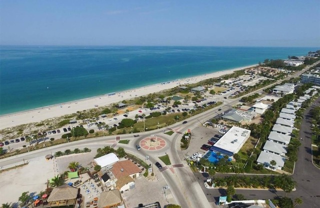 Excellent Condo 5 minutes drive to Englewood beach.