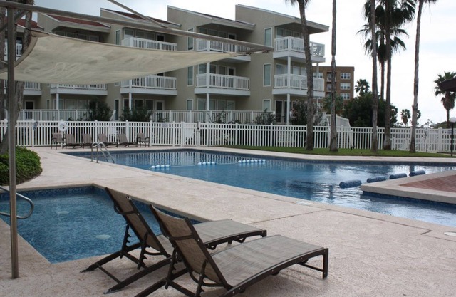 Excellent view to Pool and BBQ pit, Condo 2B/2B, Beach Access free wifi