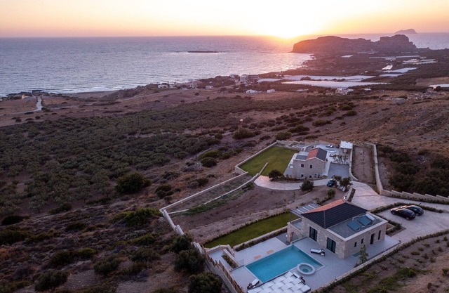 Exceptional 2BD villa Bespoke, heated pool, jacuzzi, sauna, sea & sunset view