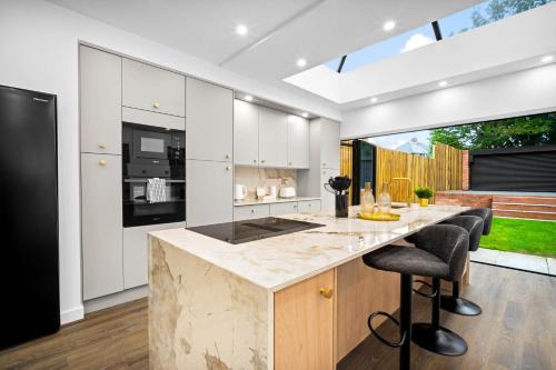 Exceptional 4 Bedroom House - Garden - High Speed Internet - Parking 154R