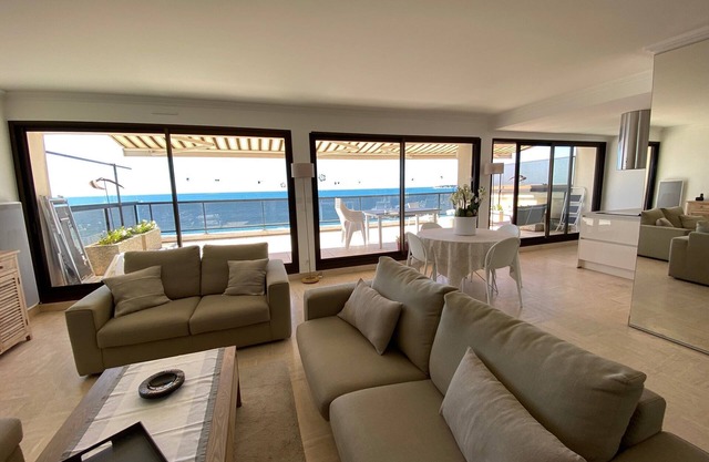 Exceptional T3 hypercentre renovated top floor facing the sea with 45 m² terrace