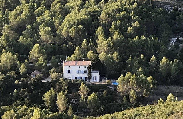 Exceptional Mas 26Om2 swimming pool on 1.3 ha in natural space10km from Avignon