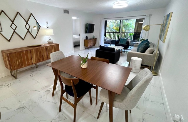Exceptional remodeled condo, 2 miles from Siesta Key