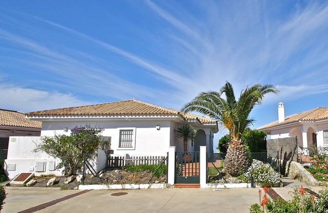 Exclusive holiday home for 10 people with pool in the first sea line