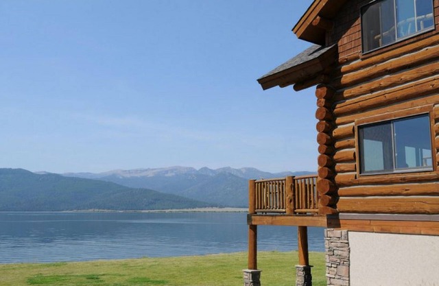 Exclusive Lake Front Log Home Minutes From Yellowstone Park