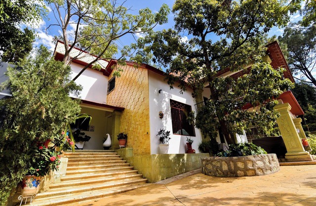 EXCLUSIVE LUXURY VILLA WITH 8 BEDROOMS AND PRIVATE GARDENS.