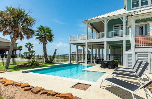 Exclusive Pool | Gulf Views | Modern | Cargo Lift