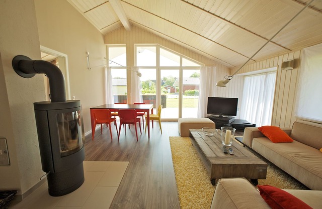Exclusive wooden house with high sense right on the North Sea dike