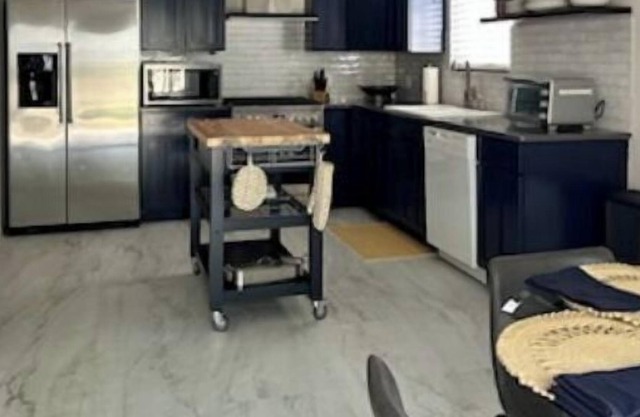 Executive Home smack dab between the Airport and Downtown