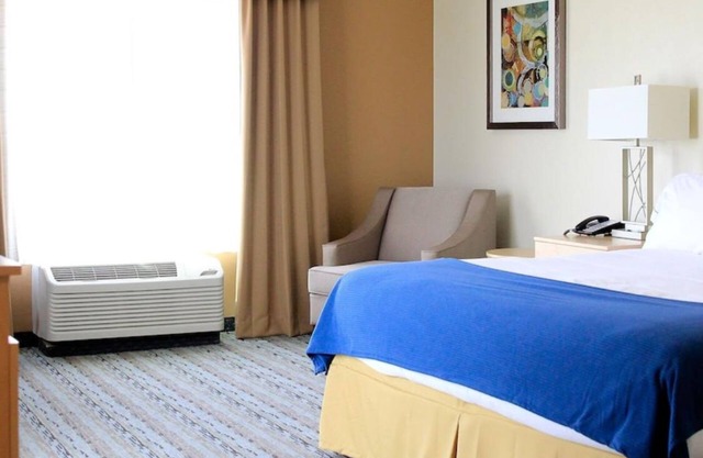 Executive hotel suite with fitness room, WiFi, Pool in lovely San Antonio