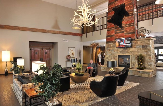 Expanded King Cosmo Suite, Balcony w/Waterfall Views, Stoney Creek