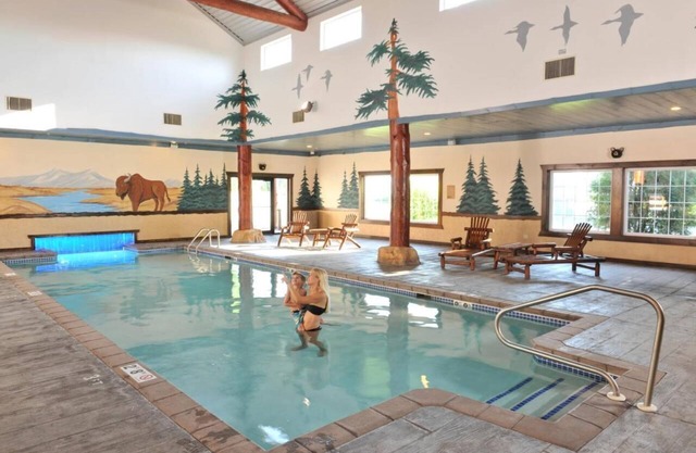 Expanded King, Stoney Creek St. Joseph, Heated Pool