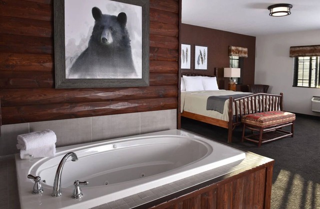 Expanded King with Whirlpool, Next to Missouri River, Stoney Creek KC