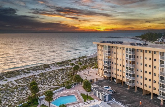 Expansive Gulf Views from Balcony | San Marco on Venice with Private Beach | Heated Pool | King Bed