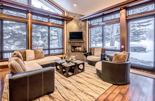 Expansive mountain lodge with hot tub, fast WiFi, & easy access to slopes