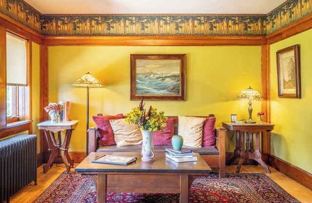 Experience a 3 bedroom historic apartment Rock Island, IL