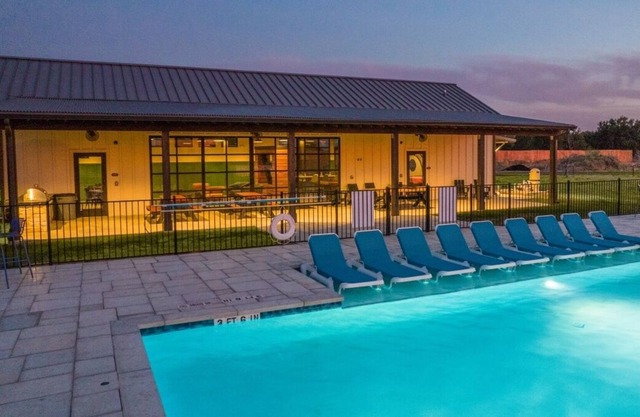 Experience A Safe and Secure Vacation! Full Kitchen, Outdoor Swimming Pool