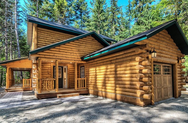 Experience LOG HOME near Crystal Mountain skiing and Rainer Nat'l Park with spa