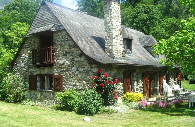 Experience the charm of the Pyrenees in a Bergerie style house / 9 people