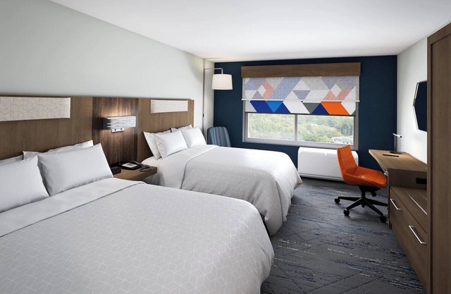 Experience The Magic of Orlando- 2 Rooms W/Free Shuttle, 5 Pools, and Breakfast