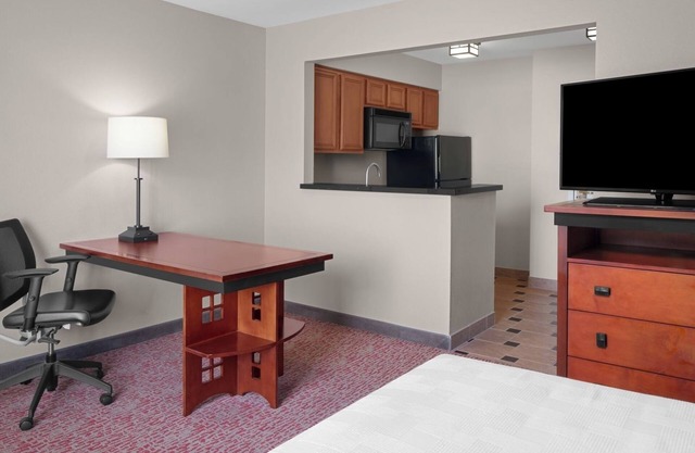 Experience Utmost Comfort! Free Airport Shuttle, Free Parking, Full Kitchen!