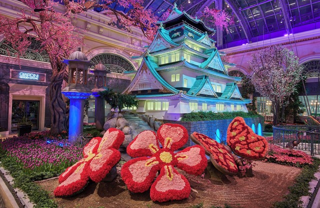Experience Vegas! Modern Suite! Outdoor Pool, OnSite Cafe!