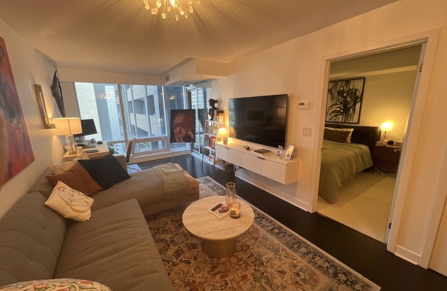 Experience Vibrant Urban Living: Stylish 1 Bed + Den Condo in Downtown Toronto!