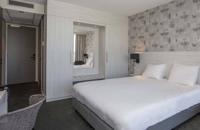 Explore Diverse Outdoor Activities From Modern Room| Near Deltapark Neeltje Jans