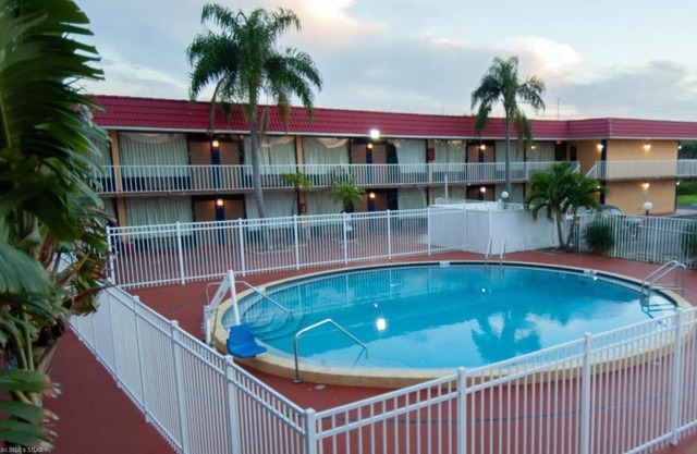 Express Inn & Suites - 5 Miles from St Petersburg Clearwater Airport