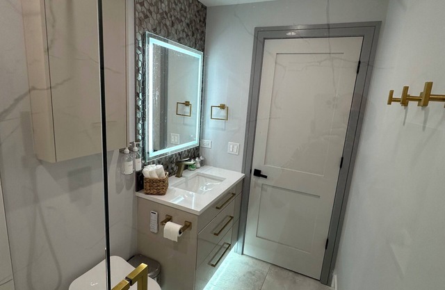 Exquisite Chicago Modern Rooftop, Sleeps 9