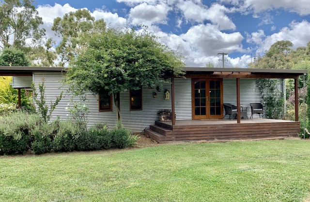 Exquisite Country Cottage in Private Rural Setting.