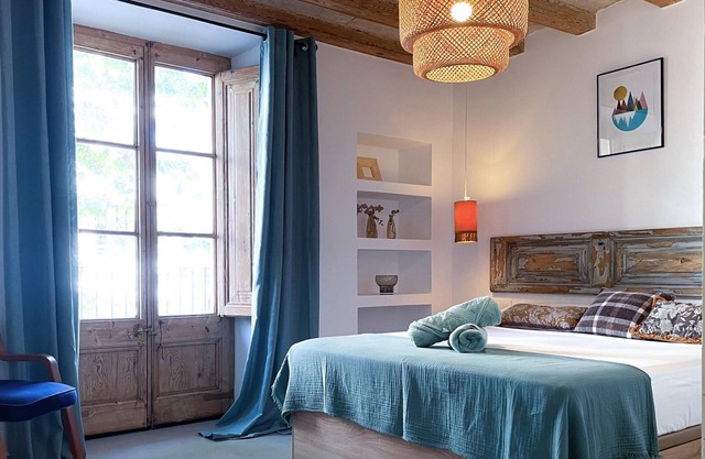 Exquisite 2-bedroom Apartment on Rambla by Hostem