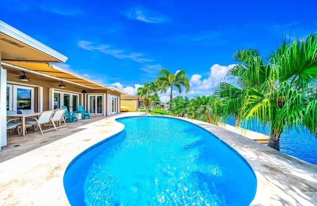 EXQUISITE HEATED POOL+WATERFRONT! 1 MILE TO BEACH!