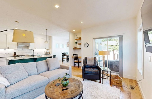 Exquisite home in Boise with hot tub, washer/dryer, WiFi, and fireplace