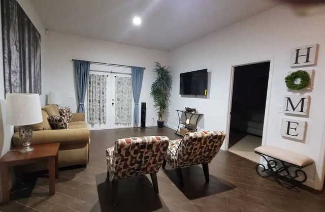 Exquisite Home near Tampa/Orlando sleeps 14-20.