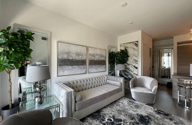 Exquisite Retreat: Luxury Living with Seamless Subway Access, Steps to Yorkville