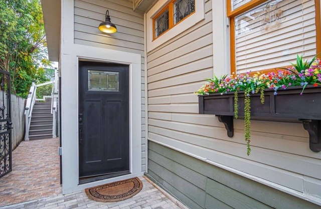 Exquisite Studio Guesthouse Near Downtown's Core!