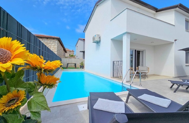 Exquisite villa with private pool, BBQ, table football and en suite bathrooms