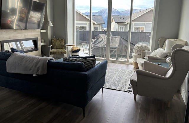 Extended Stay in Modern Home W/Hot Tub